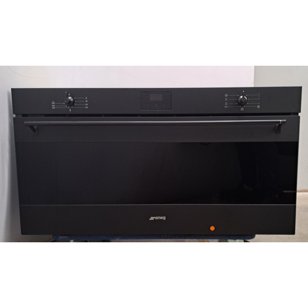 Smeg 90cm Matte Black Classic Built In Electric Oven SFRA9300TN